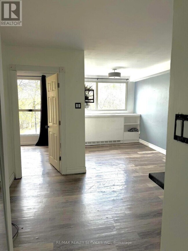 Photo du bâtiment - 8351 McLaughlin Rd S