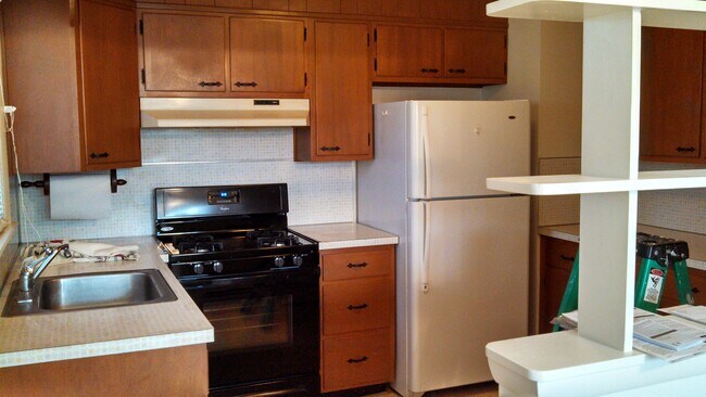 Kitchen - 2051 Highland Ave