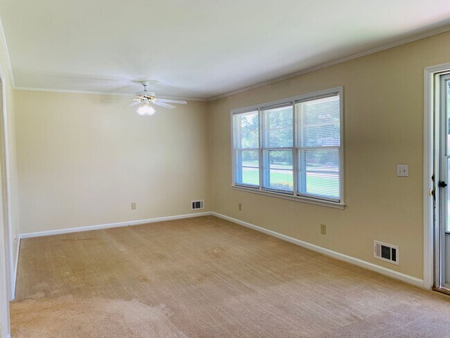 Foto del edificio - WOW! All brick 3 bedroom ranch in Newnan! Must see!