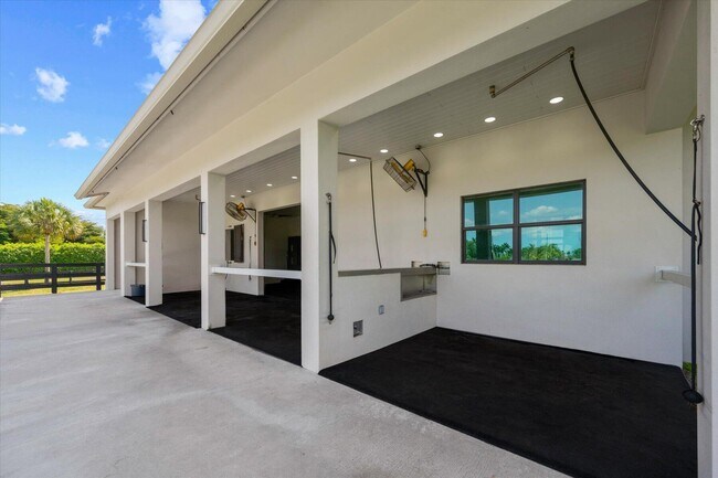 Building Photo - 15450 Estancia Ln