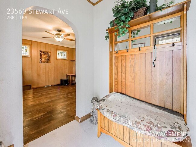 Foto del edificio - 23560 Stewart Ave