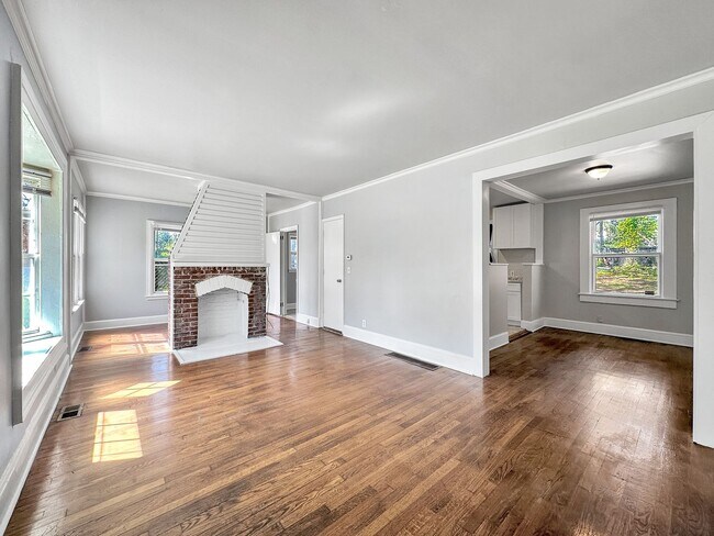 Building Photo - 2 bedroom 1 bath bungalow in the heart of ...