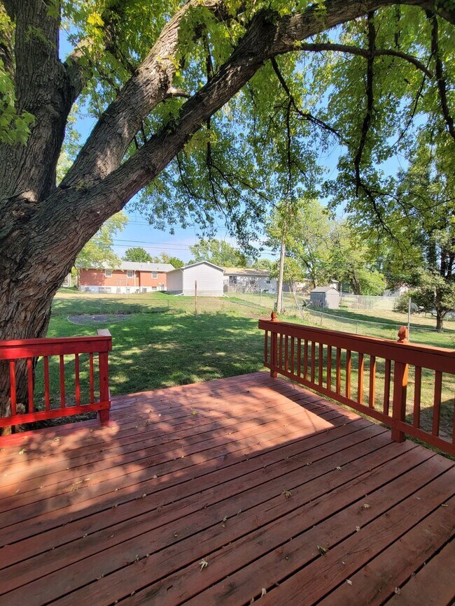 Building Photo - Charming 3 Bedroom With Spacious Living & ...