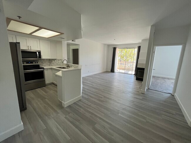Shared Living Room - 640 Camino De La Reina
