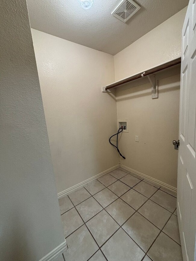 Building Photo - 3112-3114 S Cherry Ln