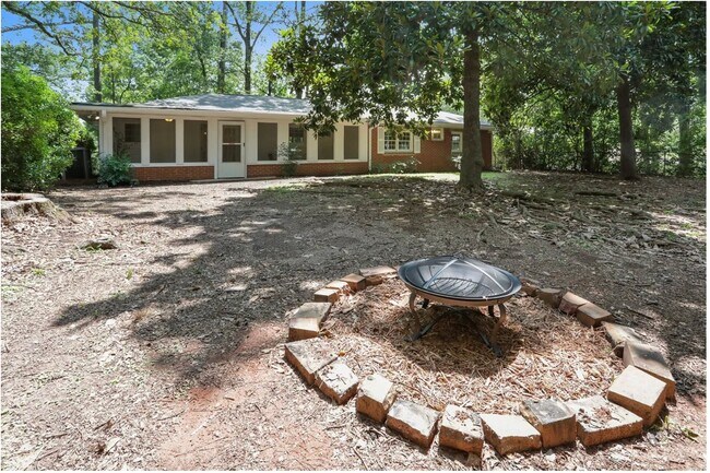 Building Photo - 1594 Boulderwoods Dr SE