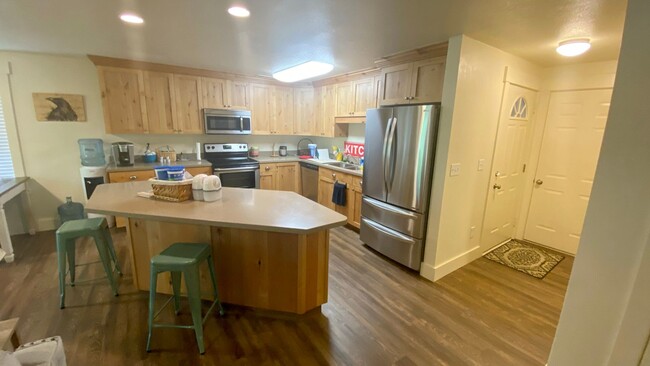Building Photo - 1603 Spruce Dr