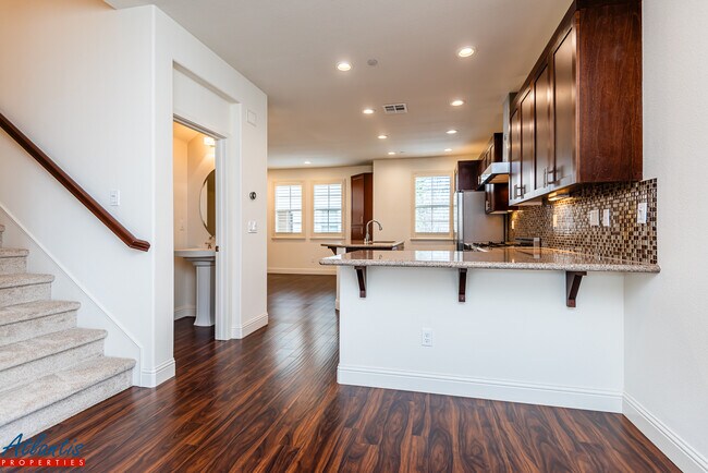 Building Photo - 118 Minaret Ave