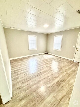 Building Photo - 257 N Pine Ave