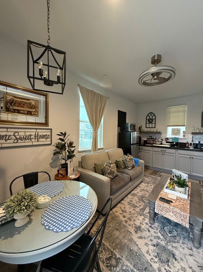 Building Photo - 731 Hydrangea Dr