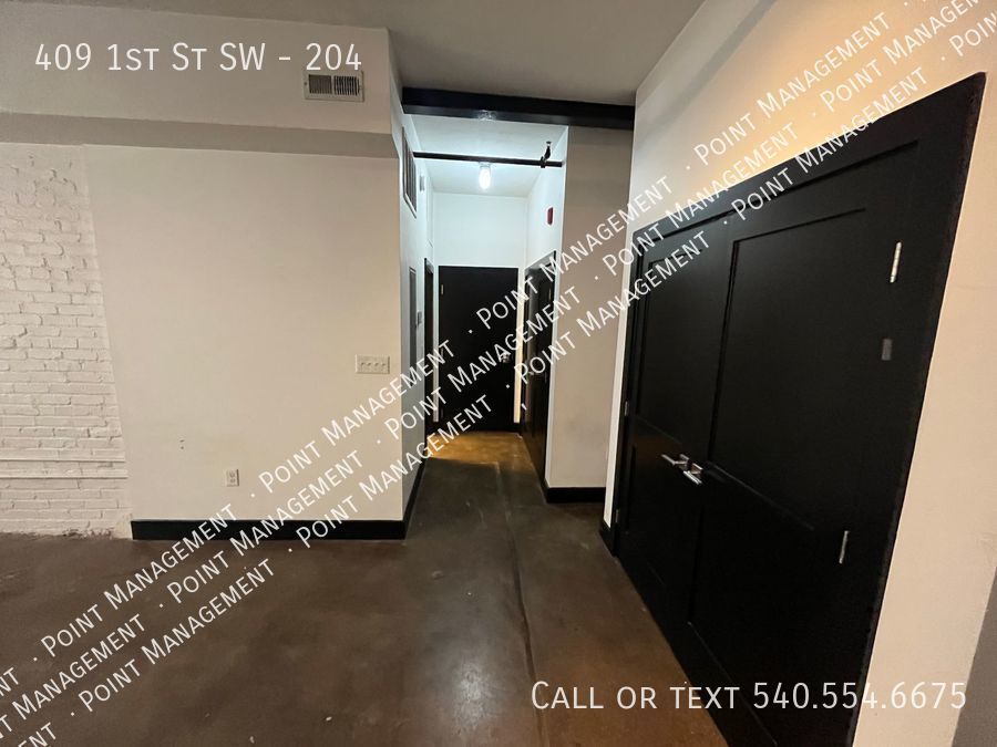 Primary Photo - Studio Apt in DOWNTOWN ROANOKE!