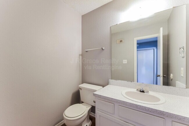 Foto del edificio - 5927 Shadydell Dr