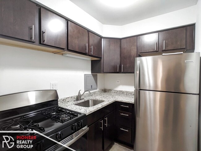 Foto del edificio - 6211 N Kenmore Ave