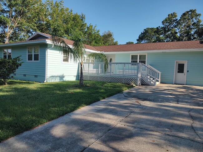 Building Photo - Remodeled 4-2 beaches home, plenty of fenc...