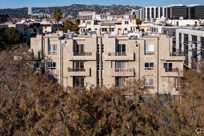 Building Photo - 438 Arnaz Dr