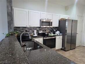 Building Photo - 977 Hampton Cir