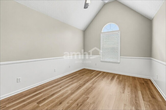 Foto del edificio - 128 Barrington Rd