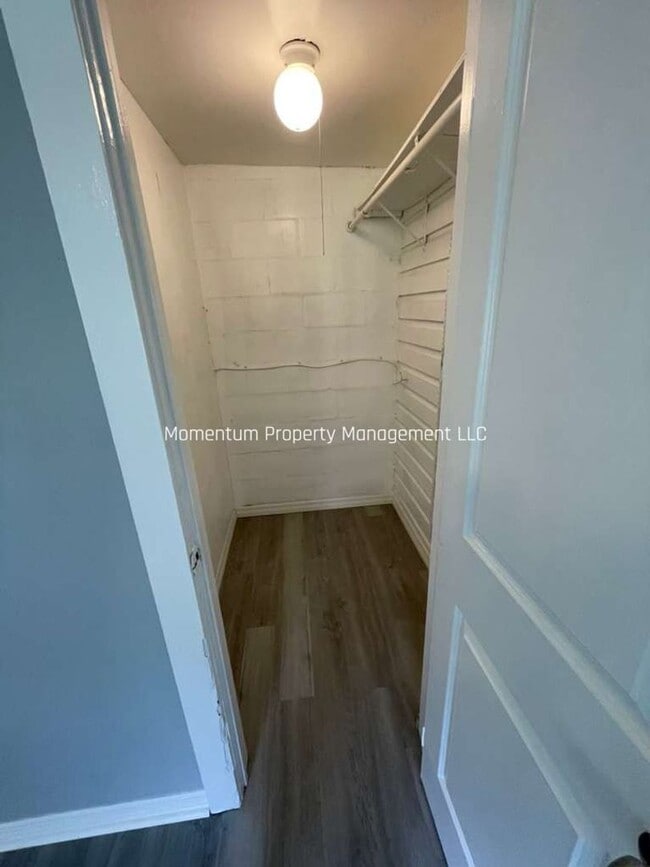 Building Photo - Freshly Renovated 3/2 - Ready for Immediate Move-In