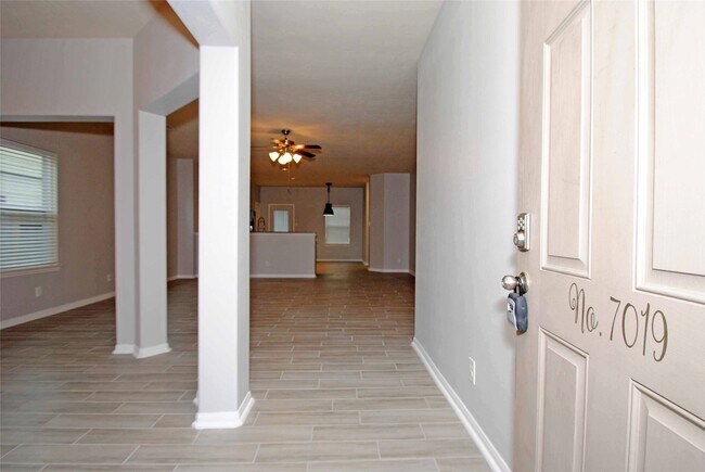 Foto del edificio - 7019 Hazelnut Ln