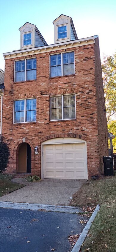 Foto principal - Beautiful Waterfront End Unit Townhome