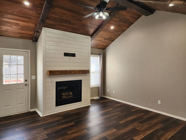 Foto del edificio - This Strafford Home Has It All ---