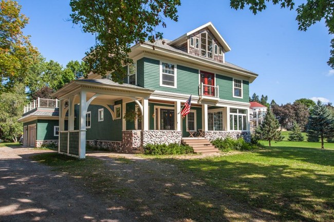 Building Photo - 1900 Shoreline Dr