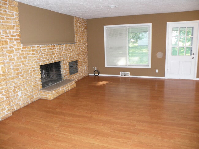 Building Photo - 3 Bed - 1 Full Bath Ranch for Rent!