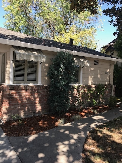Building Photo - Bright home on a charming tree lined stree...