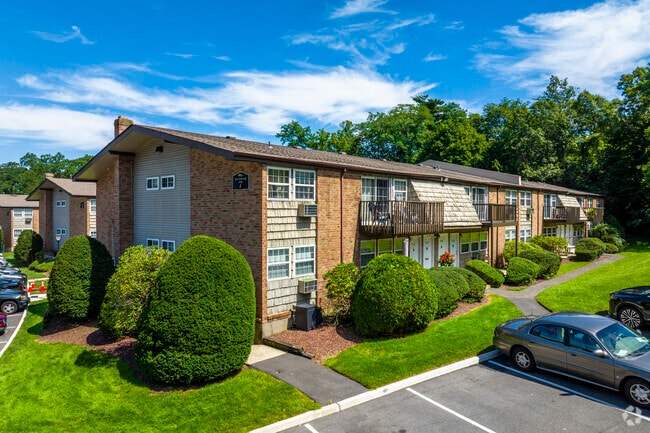 Building Photo - Heatherwood House at Ronkonkoma