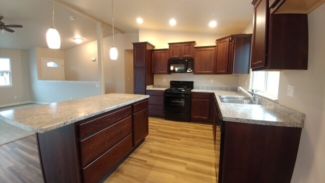 Building Photo - 3 Bedroom 2 Bath Home