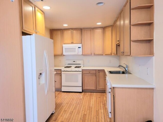 Building Photo - 39 Lakeview Dr