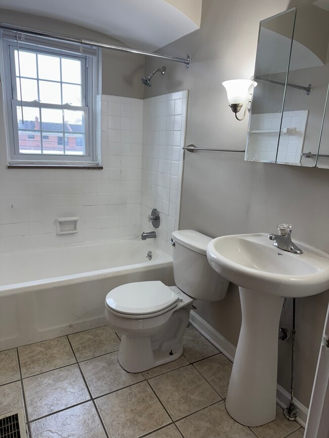 Building Photo - 1513 W 7th Ave