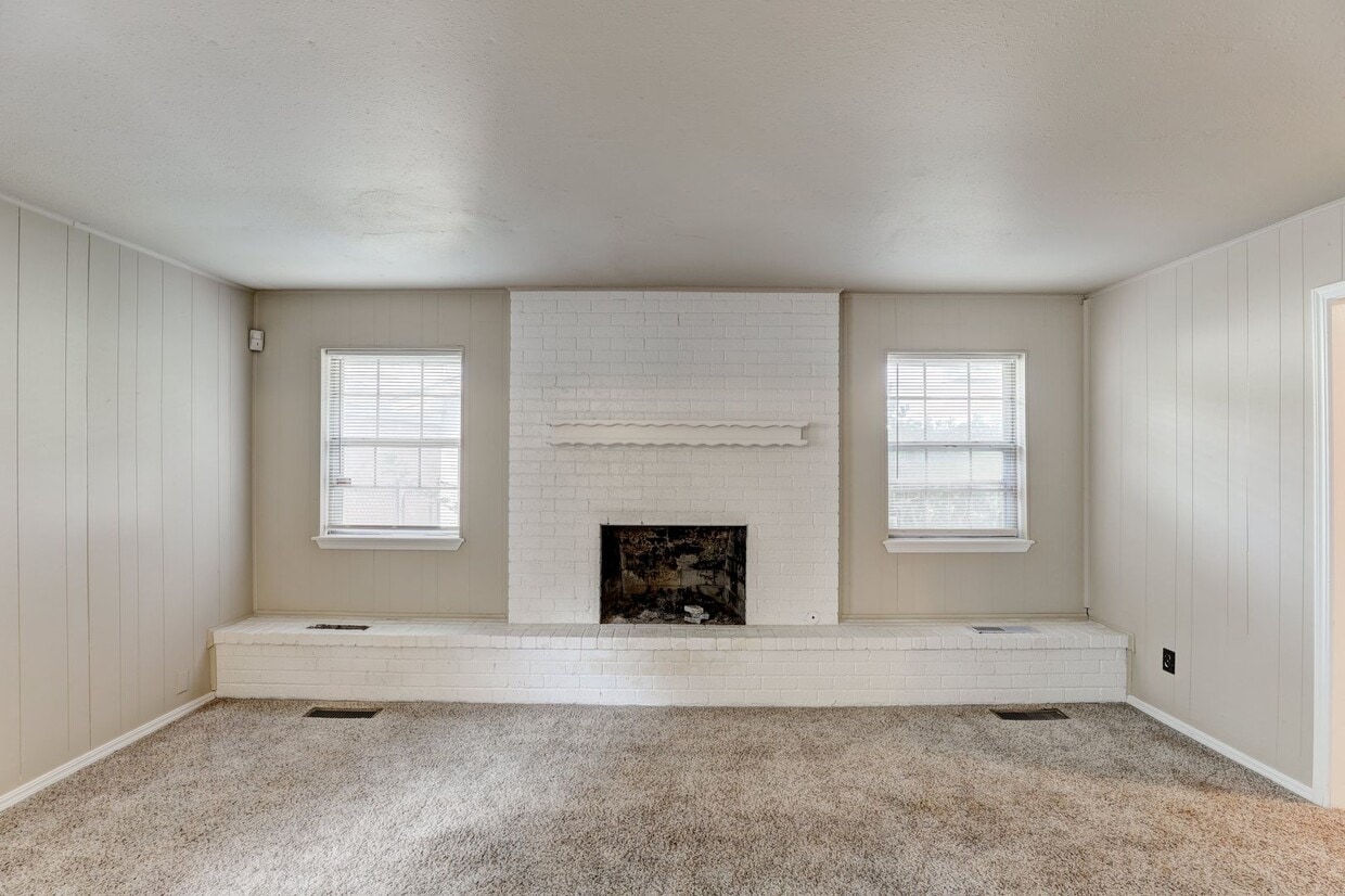 Charming Duplex with Fireplace and Prime Location Near Lake Hefner - Charming Duplex with Fireplace and Prime Location Near Lake Hefner