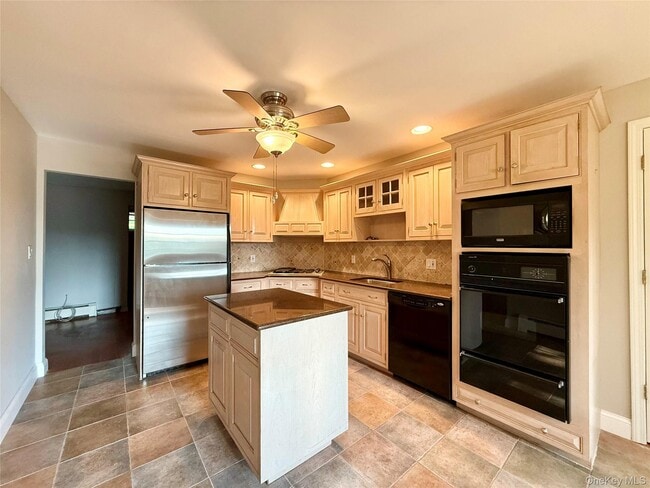 Building Photo - 4 Dutch Ct