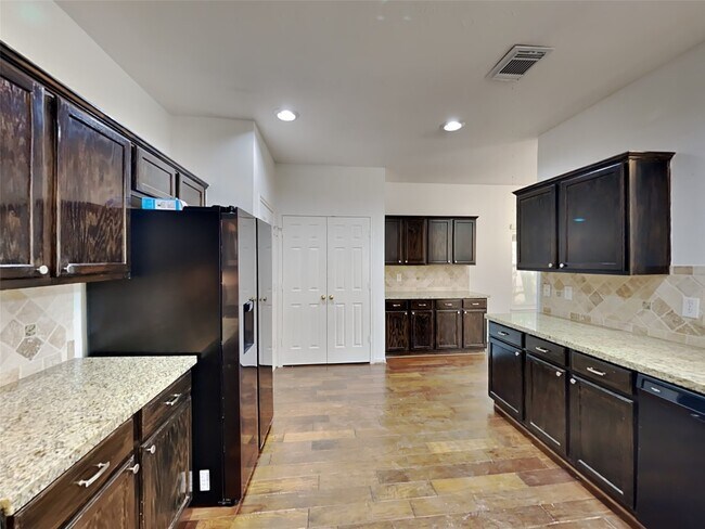 Foto del edificio - 3719 Pine Lake Dr