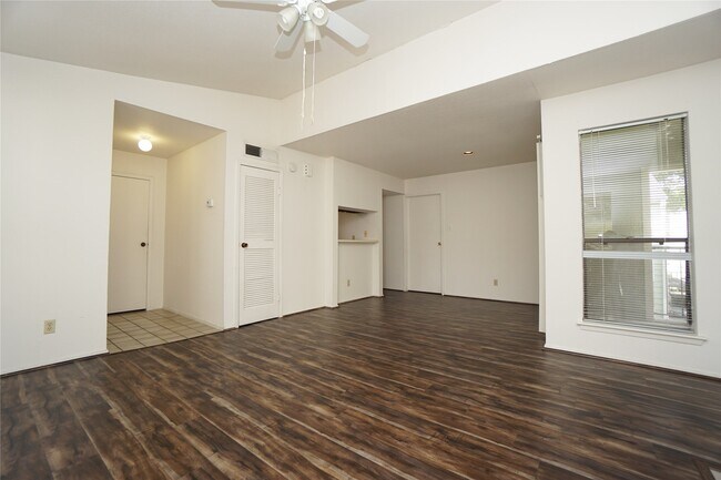 Foto del edificio - 6602 Harbor Town Dr