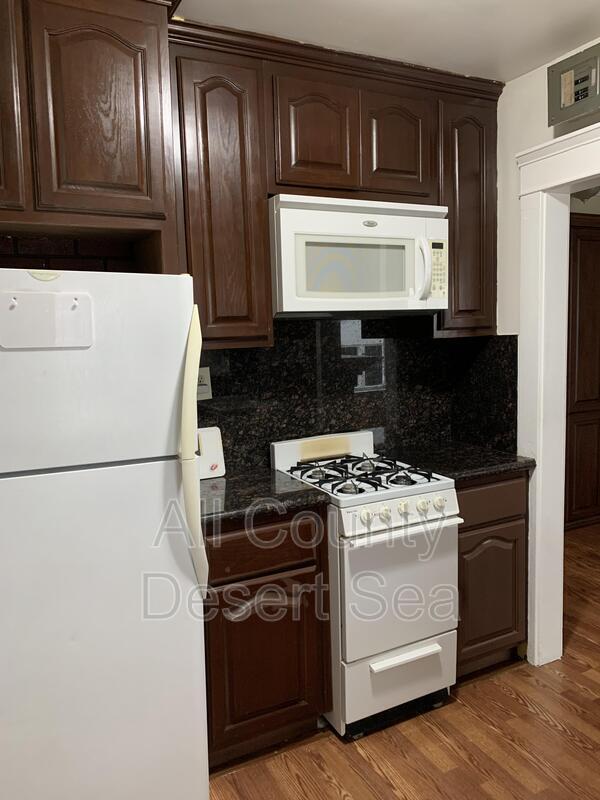 Building Photo - 1109 E 1st St