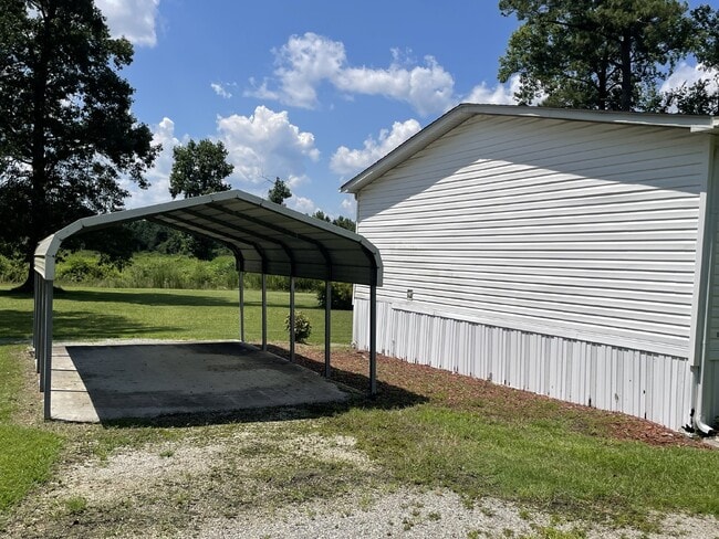 Building Photo - Furnished 3 bedroom 2 full bathroom Manufa...