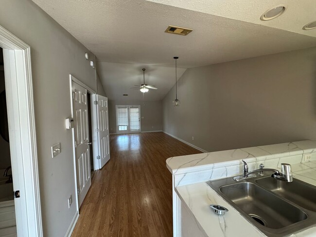 Building Photo - 210 Sunview Dr