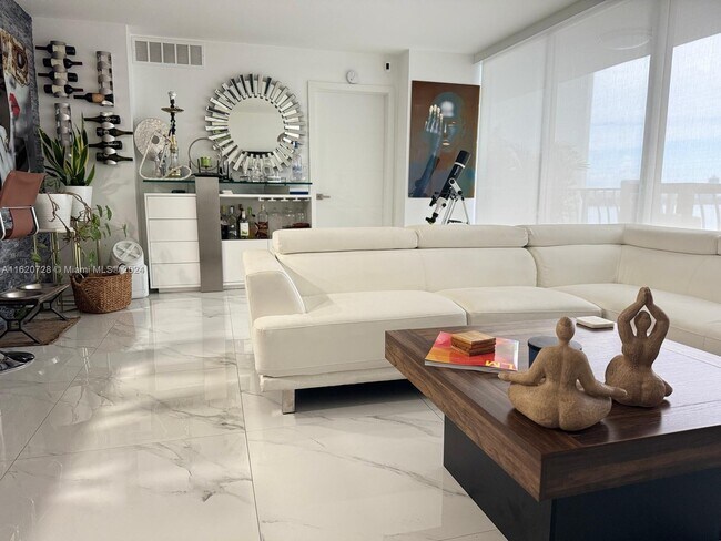 Foto del edificio - 7601 E Treasure Dr