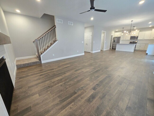 Foto del edificio - 6 Bedroom Home in Brookridge Estates