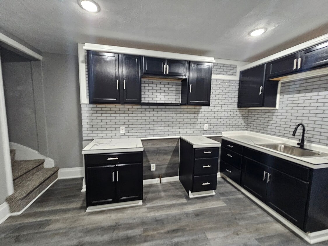 Primary Photo - Newly updated 2 bedroom 1 bath apartment f...