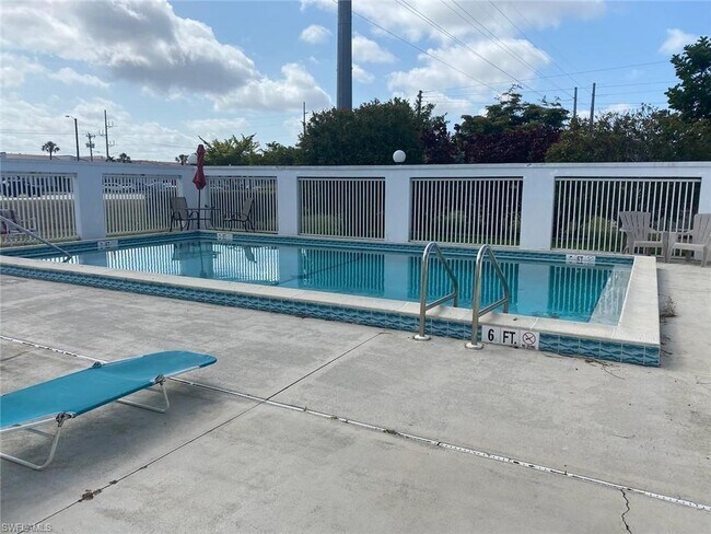 Foto del edificio - 4703 SW Santa Barbara Pl