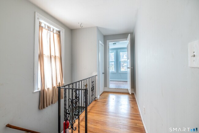 Foto del edificio - 727 Brewster St