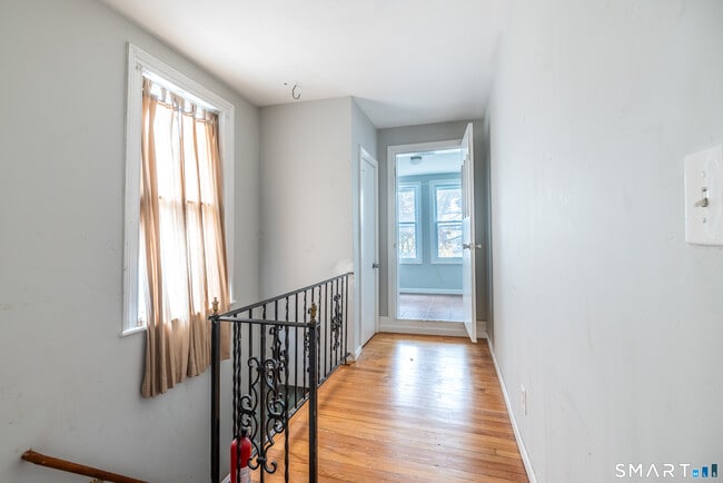 Building Photo - 727 Brewster St