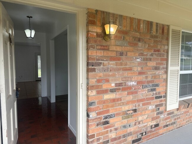 Building Photo - 2213 Suanne Dr