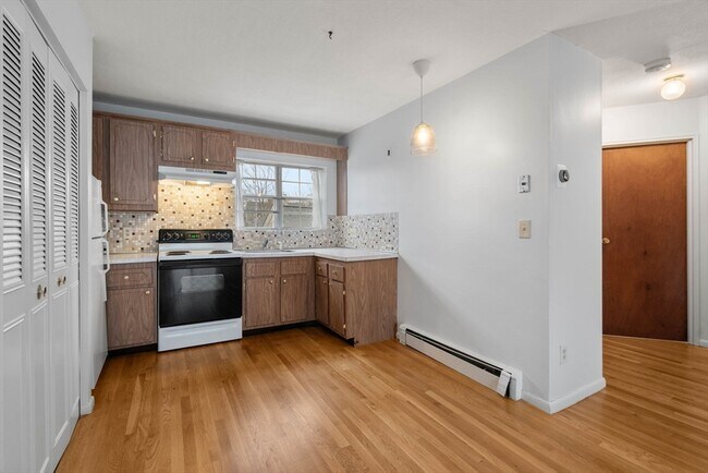 Building Photo - 8 Robinwood Ave