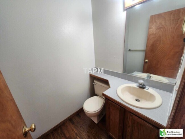 Building Photo - Nice 3 Bedroom House