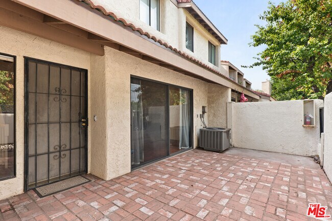 Building Photo - 6021 Lindley Ave
