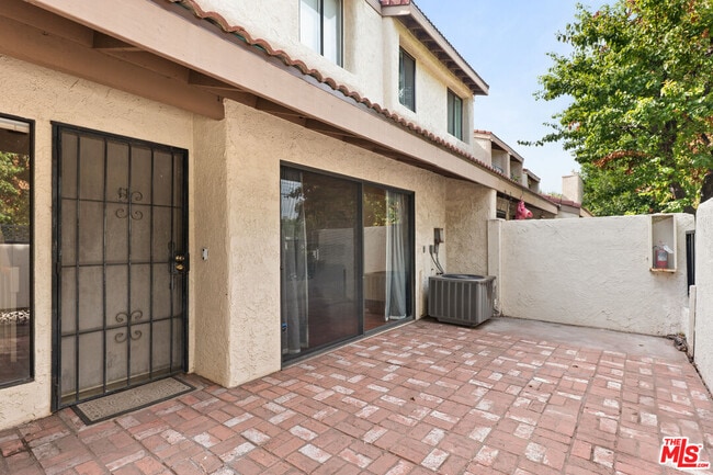 Foto del edificio - 6021 Lindley Ave